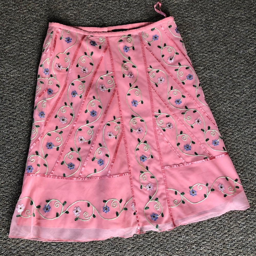 Q.U.E pink decorated with flowers skirt